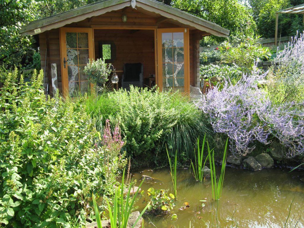 Hütte im Naturgarten